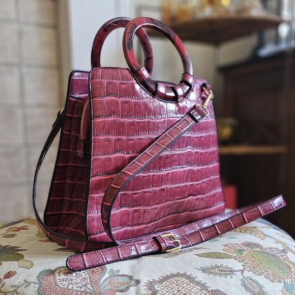 Imoshion red faux alligator embossed leather purse with acrylic handle. - Picture 1 of 10